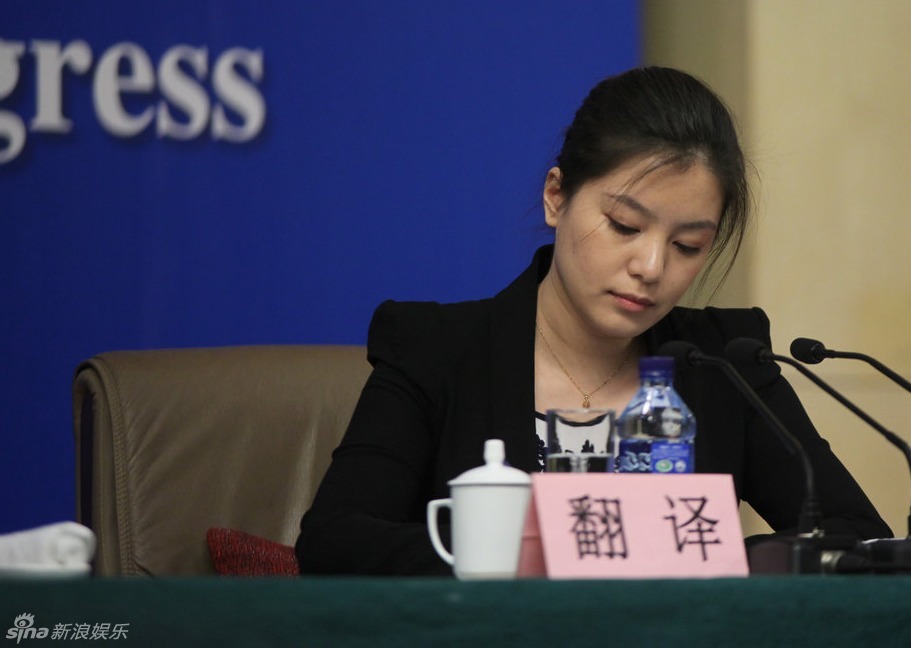 两会美女翻译吸引眼球 知性低调有内涵 - 青岛新闻网