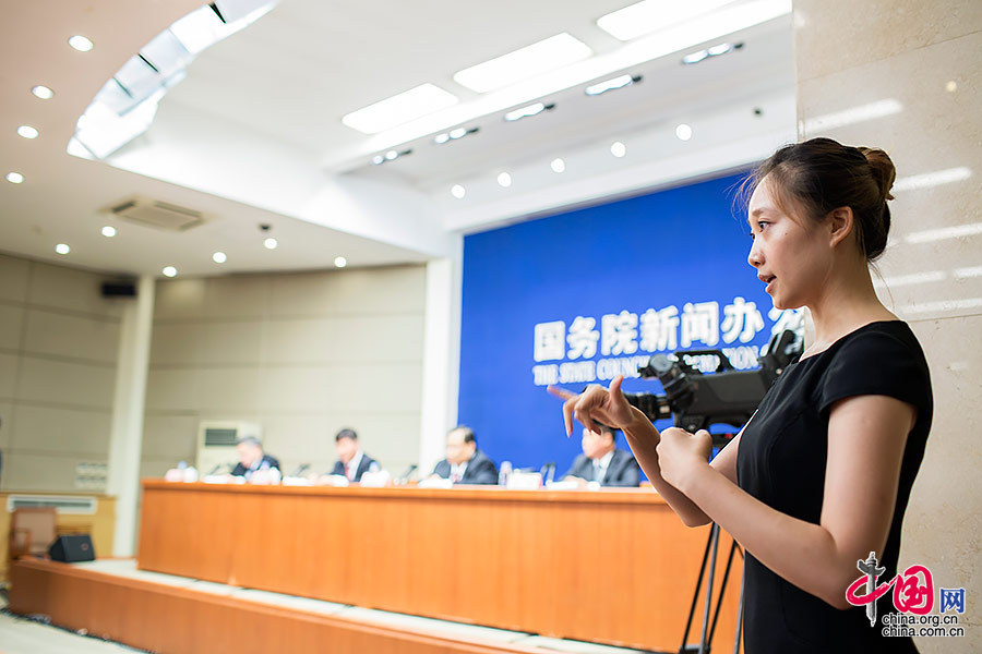 国新办新闻发布会首次配备手语翻译[组图]