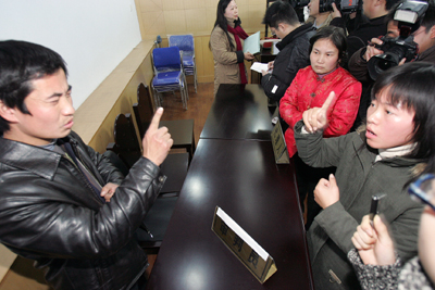 聋哑人打官司咋开庭? 高新区法院花钱请俩“手语翻译”